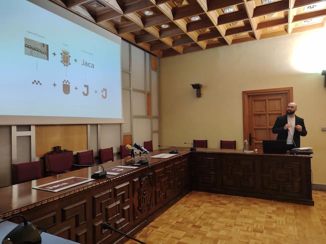 Adrián Betrán, diseñador gráfico, explicando la evolución hacia el logotipo simplificado