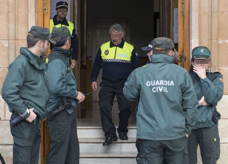 GRA431. LA CAROLINA (JAÉN), 11/11/2014.- Agentes de la Unidad Central Operativa (UCO) de la Guardia Civil durante el registro efectuado en el Ayuntamiento de La Carolina (Jaén), en el marco de la operación &quot;Enredadera&quot; contra una trama de pagos a funcionarios de ayuntamientos a cambio de concesiones públicas a empresas. . EFE/José Manuel Pedrosa