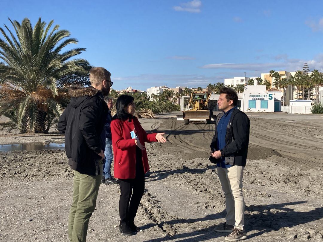 La Subdelegada del Gobierno en Granada, Inmaculada López Calahorro, visita las obras que Costas realiza en playa de Poniente de Motril junto al jefe del área , Fernando Rey y técnicos