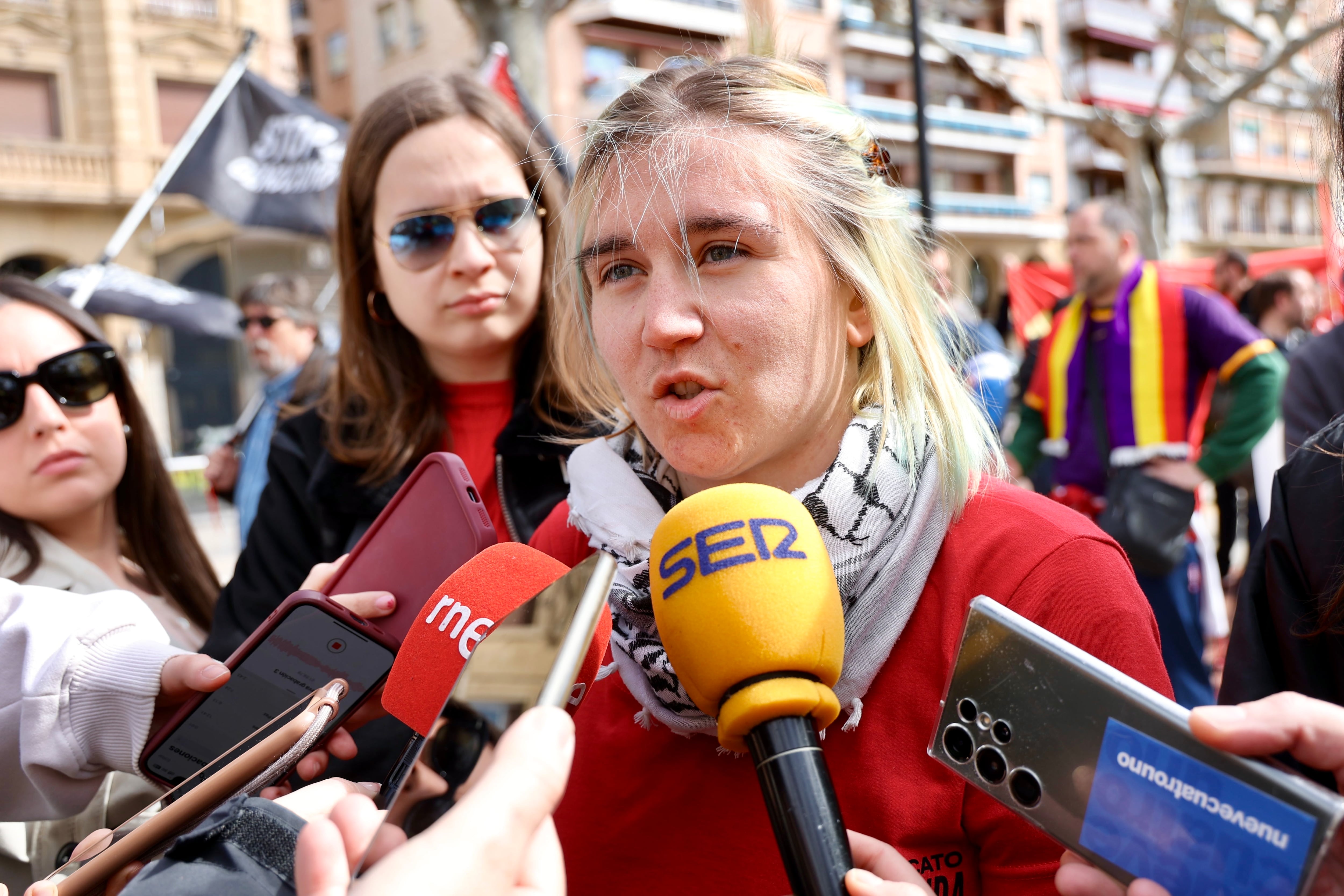 LOGROÑO (ESPAÑA), 05/04/2025.- La portavoz del Sindicato de Vivienda La Rioja, Mariola Gutiérrez hace declaraciones a los medios durante la manifestación de este sábado en Logroño por una vivienda digna. Un total de 40 ciudades españolas, entre ellas Sevilla y Málaga, acogen este sábado nuevas movilizaciones bajo el lema "Acabemos con el negocio de la vivienda" en las que exigirán una bajada del 50 % en los alquileres y acabar con el "chollo" de los rentistas. EFE/ Raquel Manzanares