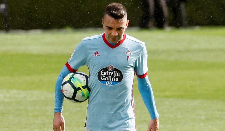 El delantero del Celta de Vigo, Iago Aspas, se lleva el balón tras haber marcado un hat-trick con su equipo, durante el partido contra el Sevilla correspondiente a la jornada 31 de LaLiga.