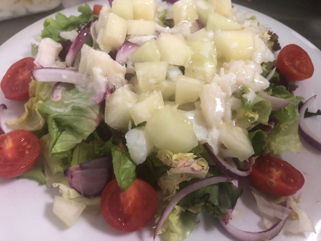 Ensalada de bacalao, melón y vinagreta de coco