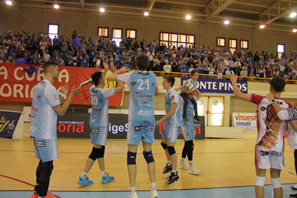 Los jugadores de Río Duero Soria celebran la victoria en Los Pajaritos.