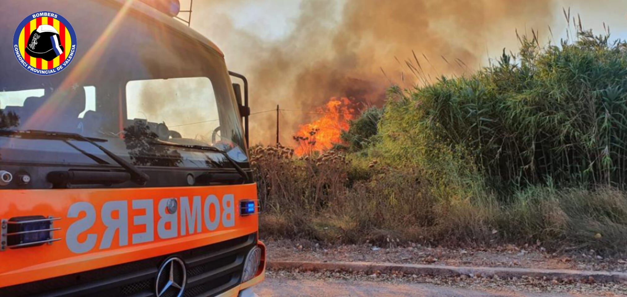 Bomberos trabajando en la extinción del incendio en la zona de la Font Salada de Oliva.