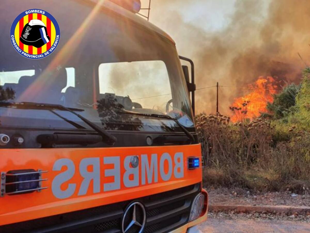 Un incendio en la Font Salada de Oliva obliga a cortar la N332