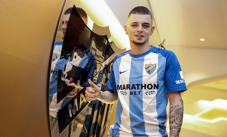 Lestienne, posando con la camiseta del Málaga tras firmar su contrato