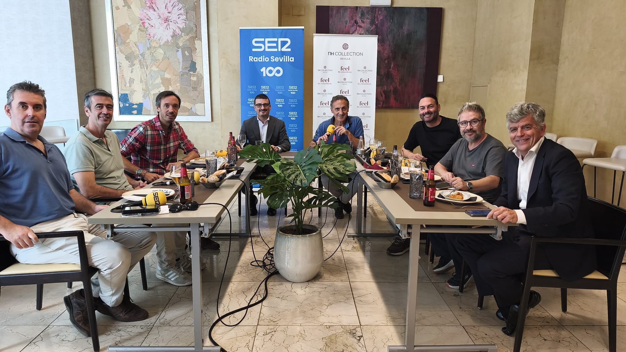 La tertulia de 'Libre y Directo' en el NH Collection, en la que participó Nacho Ansó a la derecha de la imagen. En la mesa, desde la izquierda: Florencio Ordóñez, Manolo Aguilar, Alberto Fernández (ABC), Francisco Pérez, director del NH Collection, Santi Ortega, Leandro Iglesias (La Sexta) y Fran Ronquillo