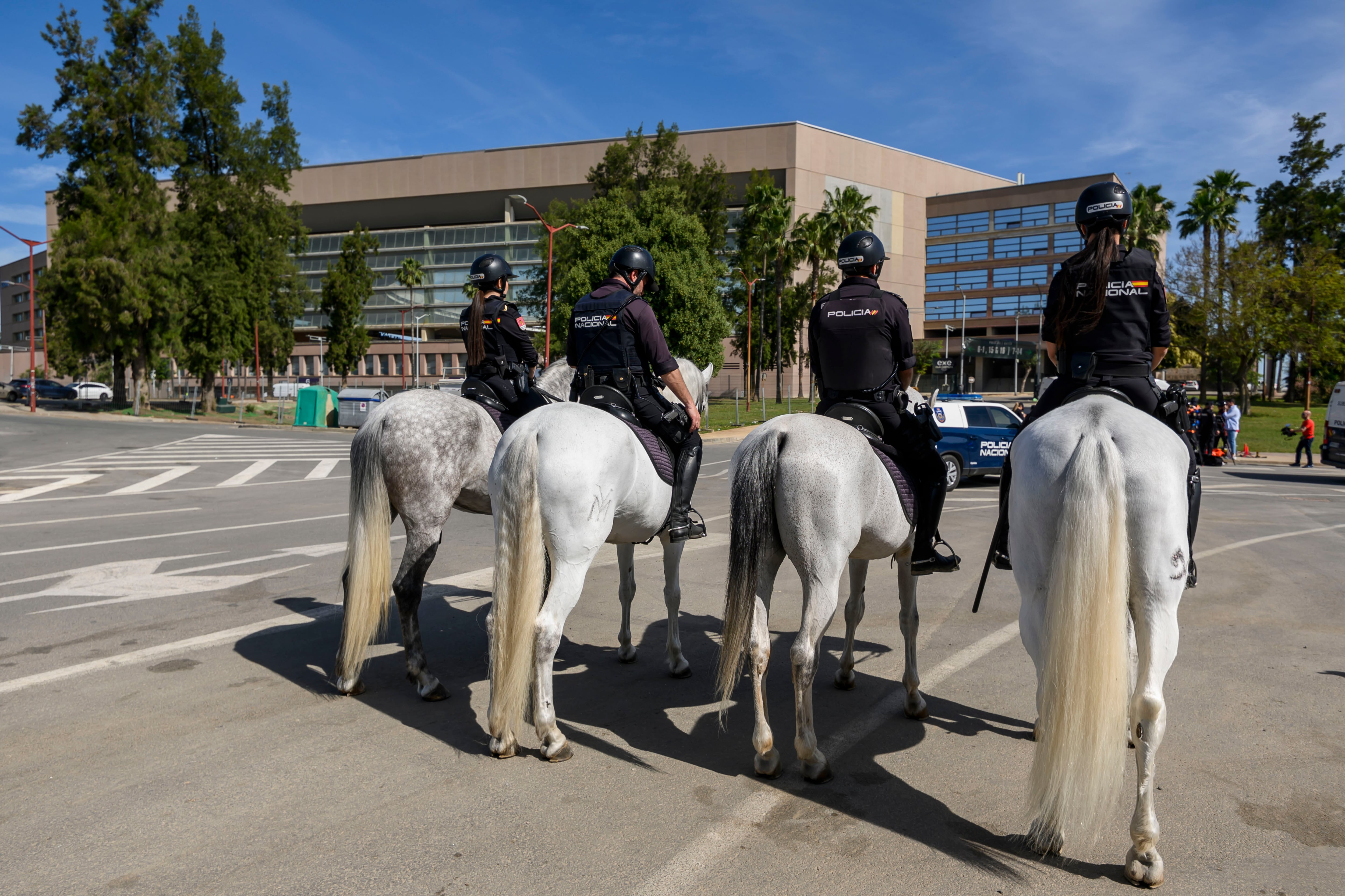 SEVILLA. 17/04/2026.- Un equipo de Caballería de la Policía Nacional, que tiene desplegados además otros grupos como el canino, Drones o de Subsuelo, en los alrededores del Estadio de La Cartuja, que acoge la final de la Copa del Rey. EFE/Raúl Caro