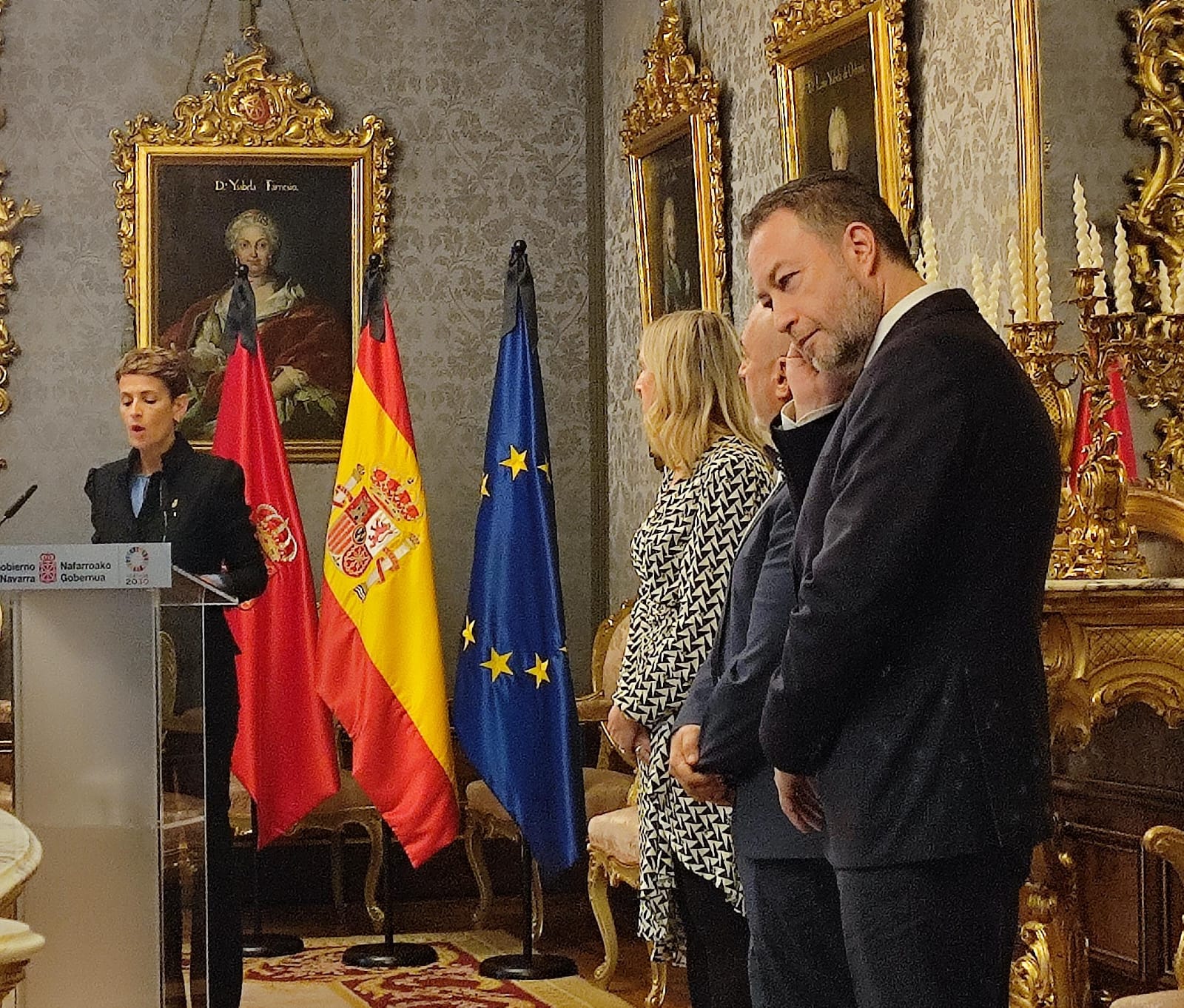 La presidenta de Navarra, María Chivite, interviene en la firma del convenio entre el Ministerio de Universidades y el Gobierno Foral para incorporar 76 nuevos profesores ayudantes doctor a la UPNA, con su rector Ramón Gonzalo en primer término.