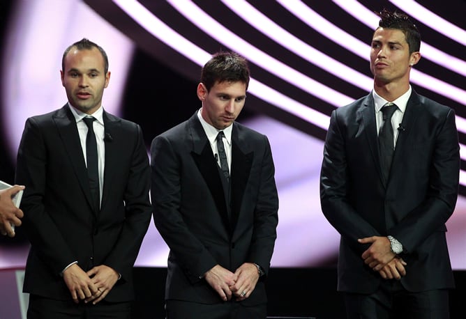 Cristiano Ronaldo, junto a Messi e Iniesta durante la ceremonia de entrega al mejor jugador de la temporada