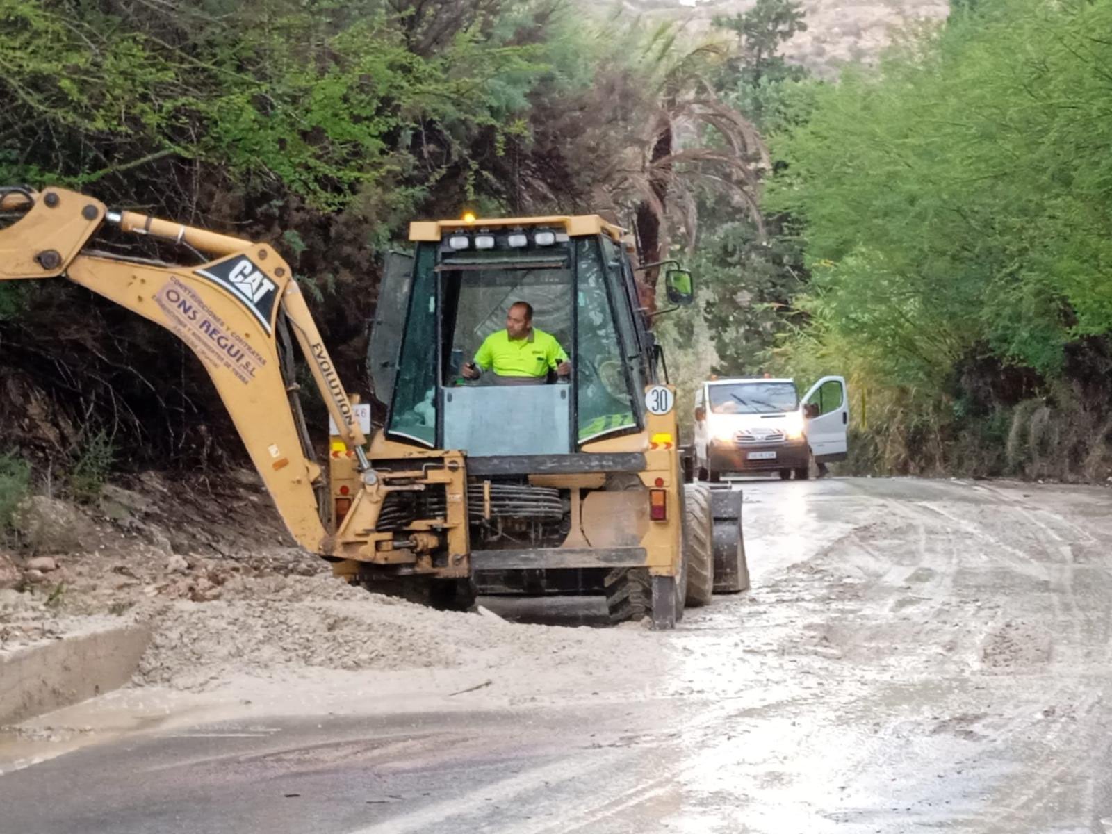 Las brigadas de conservación de las carreteras regionales trabajan para abrir las 2 únicas vías cortadas al tráfico por los arrastres de las lluvias, y realizan labores de limpieza en otros puntos de la red regional