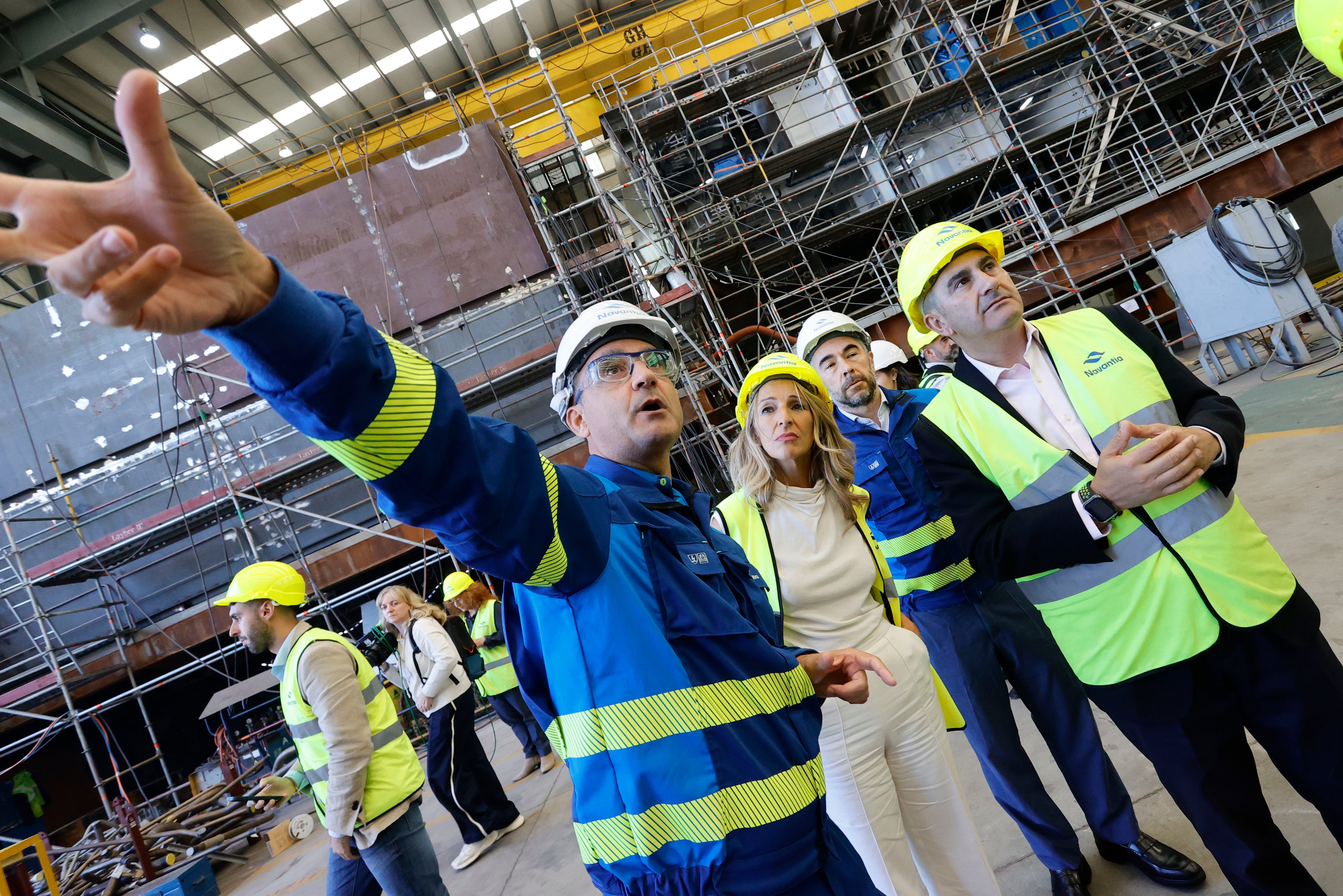 La vicepresidenta segunda del Gobierno y ministra de Trabajo, Yolanda Díaz, junto al delegado del Gobierno en Galicia, Pedro Blanco, este jueves en el astillero de Navantia Ferrol (foto: Kiko Delgado / EFE)