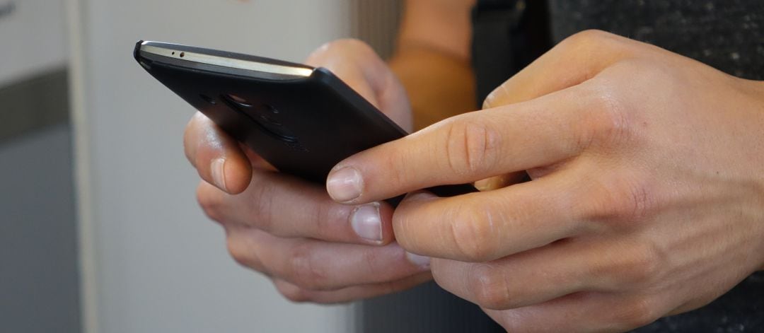 Mujer usando un teléfono móvil