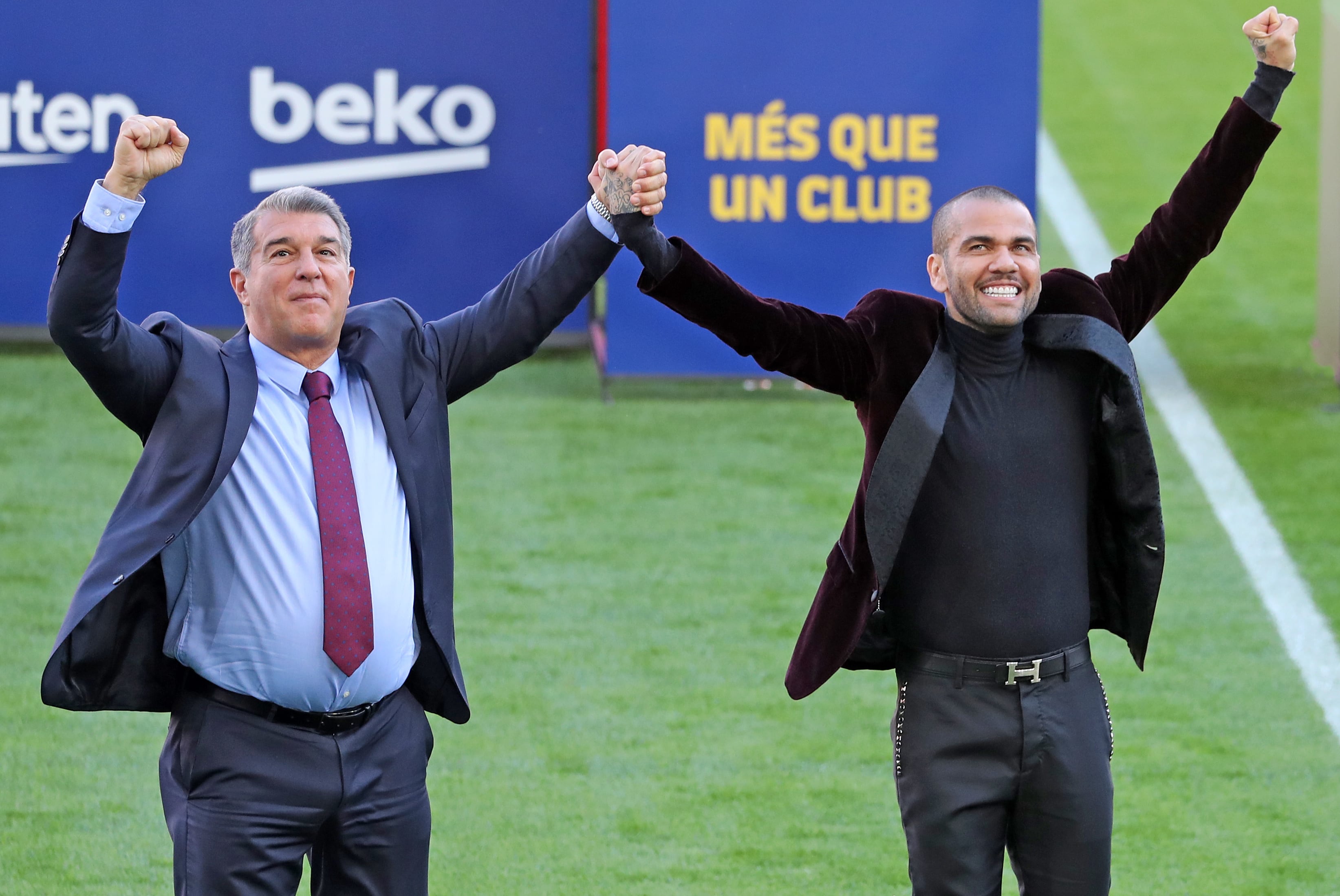 Dani Alves celebra con Joan Laporta su incorporación al FC Barcelona