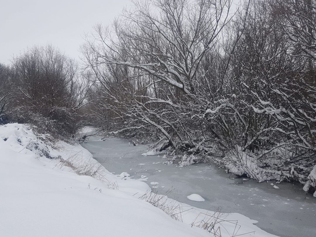 Río Adaja congelado tras el paso del temporal Filomena