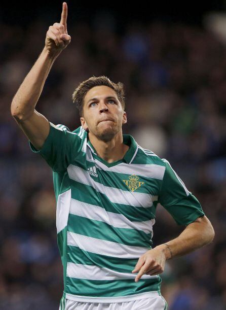 El centrocampista francés del Betis Jonas Martin celebra su gol.