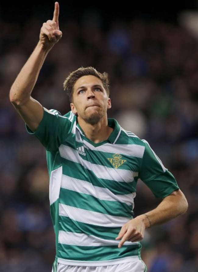 El centrocampista francés del Betis Jonas Martin celebra su gol.