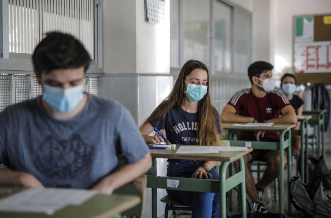 Estudiantes de bachillerato durante la realización de los exámenes Selectividad o Pruebas de Acceso a la Universidad (PAU)