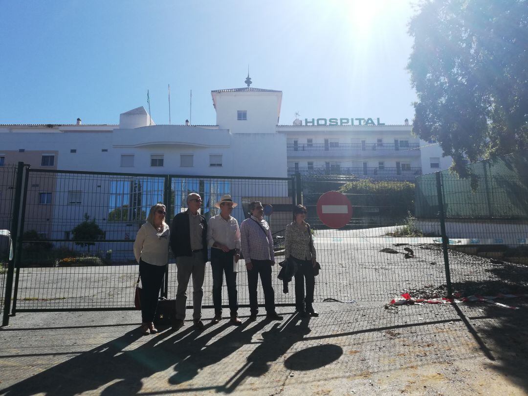 IMAGEN DE ARCHIVO: miembros de la plataforma, hace un año, junto al antiguo hospital de Ronda