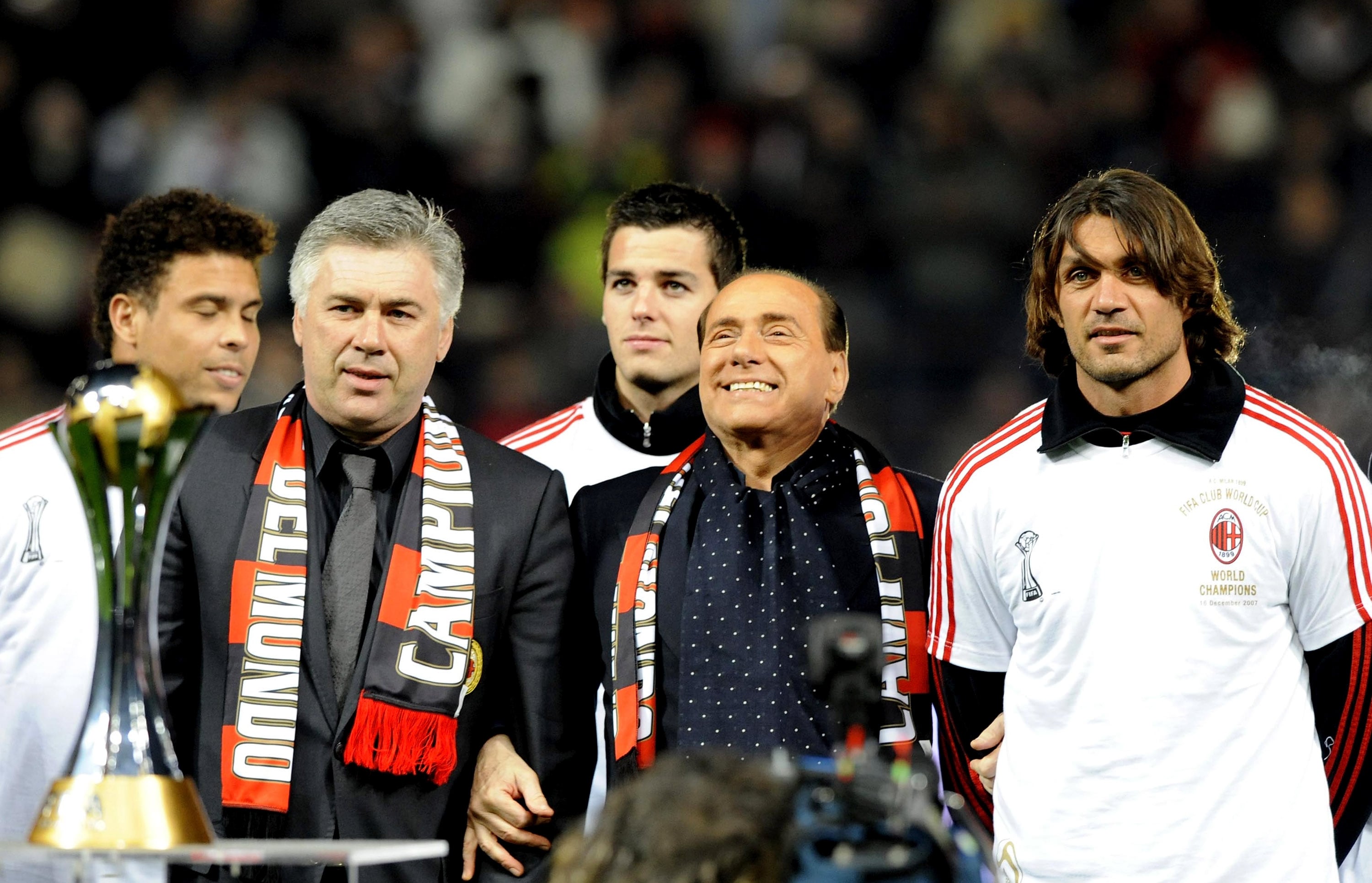 Carlo Ancelotti junto a Silvio Berlusconi y Paolo Maldini, mientras presentaban los títulos conseguidos en 2013 ante su afición en el Giuseppe Meazza