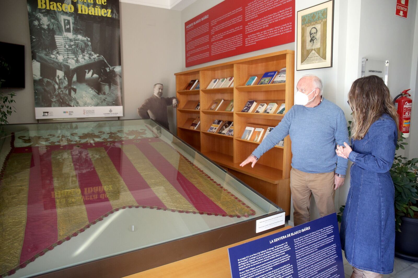 Rafael Solaz y la concejala Gloria Tello, junto a la Senyera