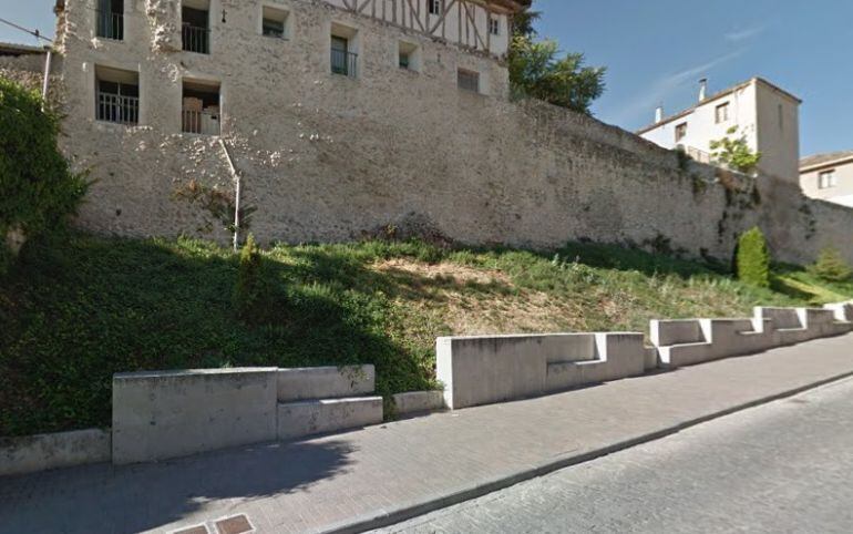 Parte de la muralla de Cuéllar sobre la que se asientan viviendas en la calle Nueva