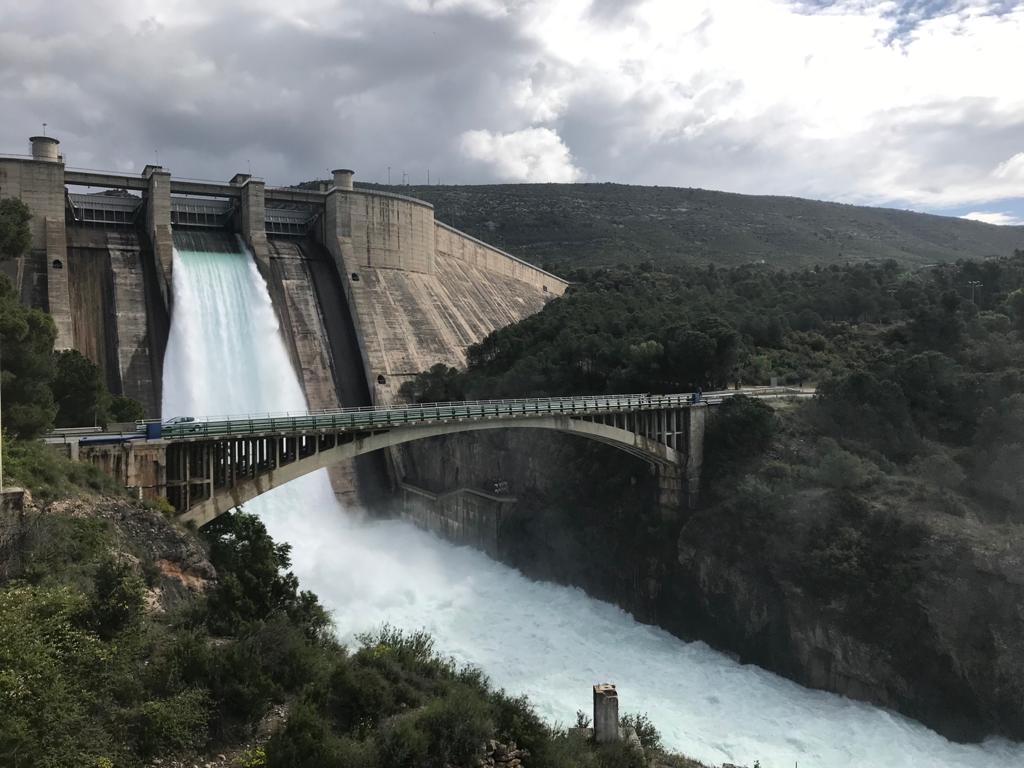 Desembalse de agua en El Grado