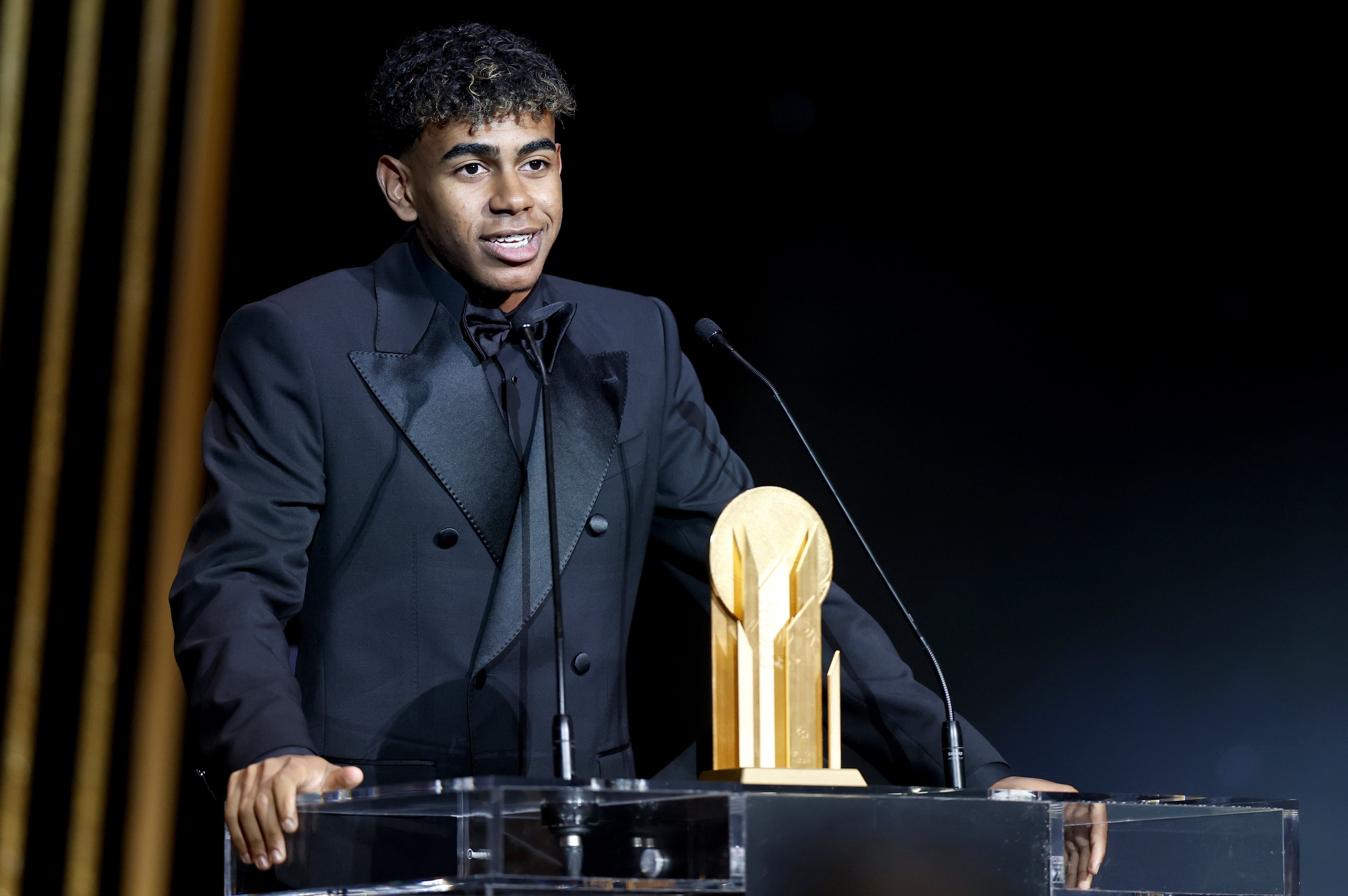 El jugador del FC Barcelona, Lamine Yamal, tras ganar el premio Kopa. (Francia, España) EFE/EPA/MOHAMMED BADRA