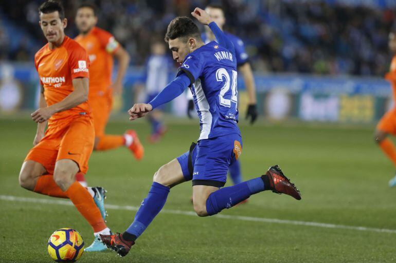 El delantero del Alavés Munir El Haddadi pelea un balón con el defensa del Málaga Luis Hernández.