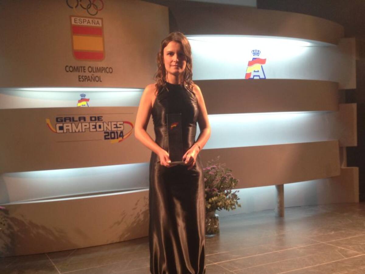 Ángela Vilariño recibe su trofeo de Campeona de España de Montaña