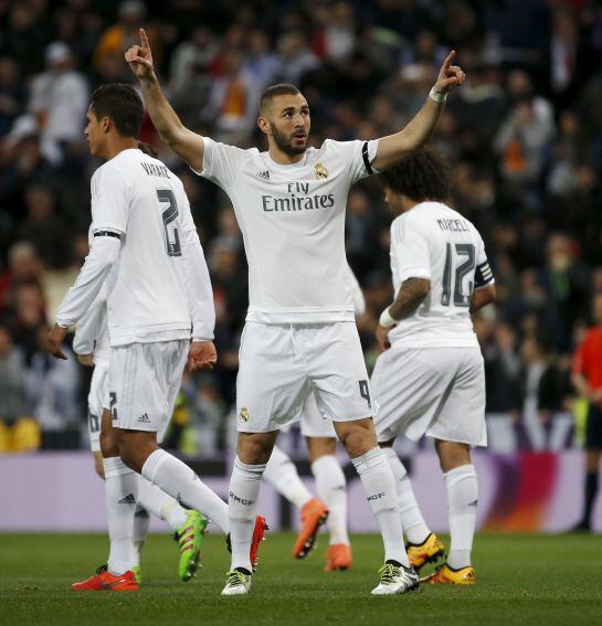 Benzema celebra su gol al Sevilla.