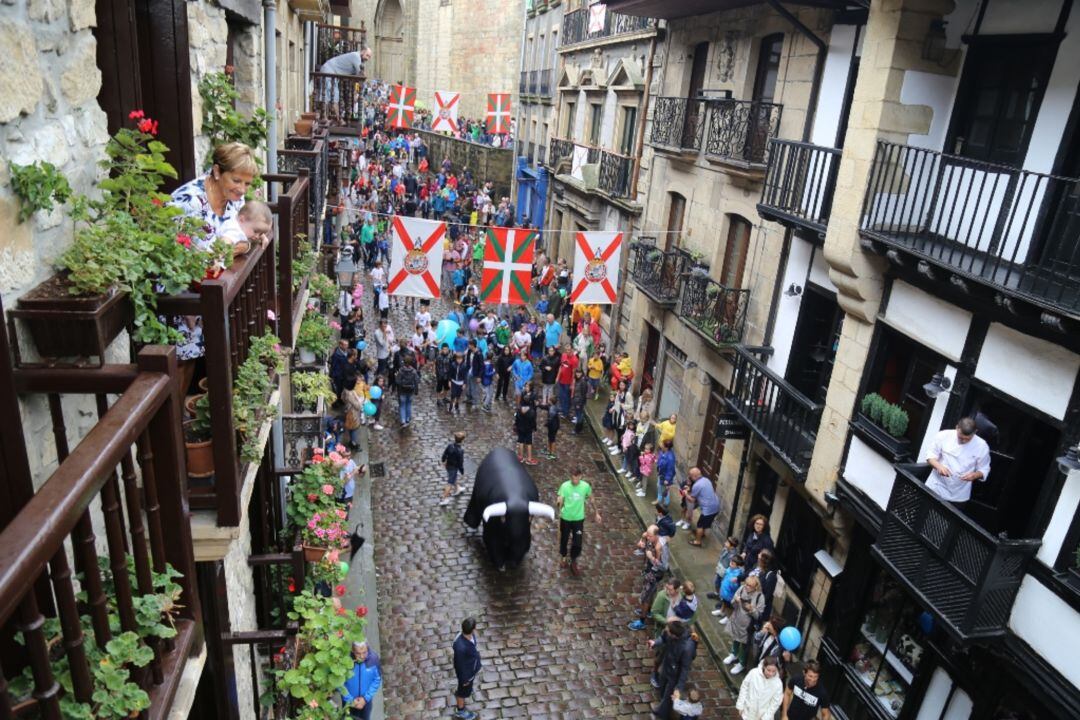 Uno de los actos festivos habituales en Hondarribia celebrado en otros años.