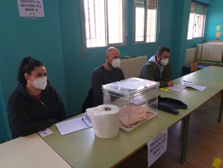 Una de las mesas electorales constituida en el colegio Lope de Vega de Fuenlabrada.