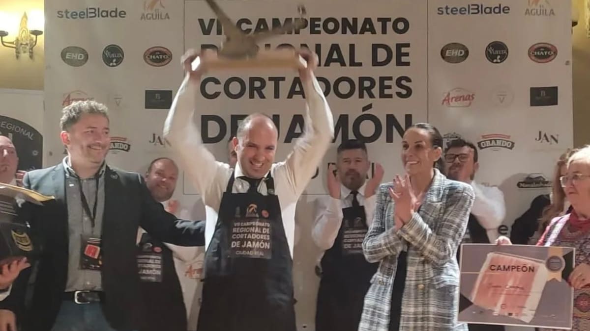 Javier Campos, el conquense campeón de Castilla-La Mancha en el corte de jamón