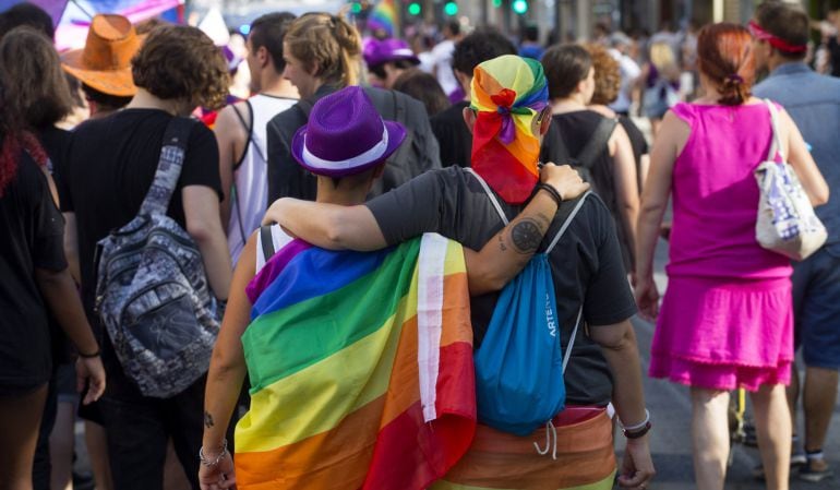 Una pareja de lesbianas durante el desfile del orgullo gay organizado por colectivos de lesbianas, gais, transexuales, bisexuales e intersexuales (LGTBI).