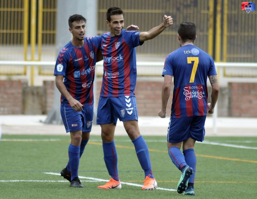 Diego Gómez celebra el segundo gol de la Segoviana 