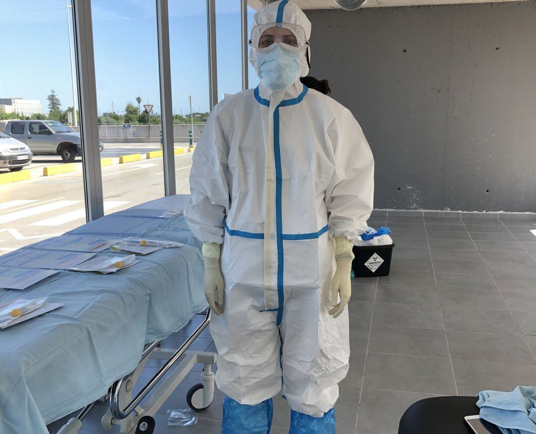 Sanitario con el equipo especial para hacer PCR y evitar contagios