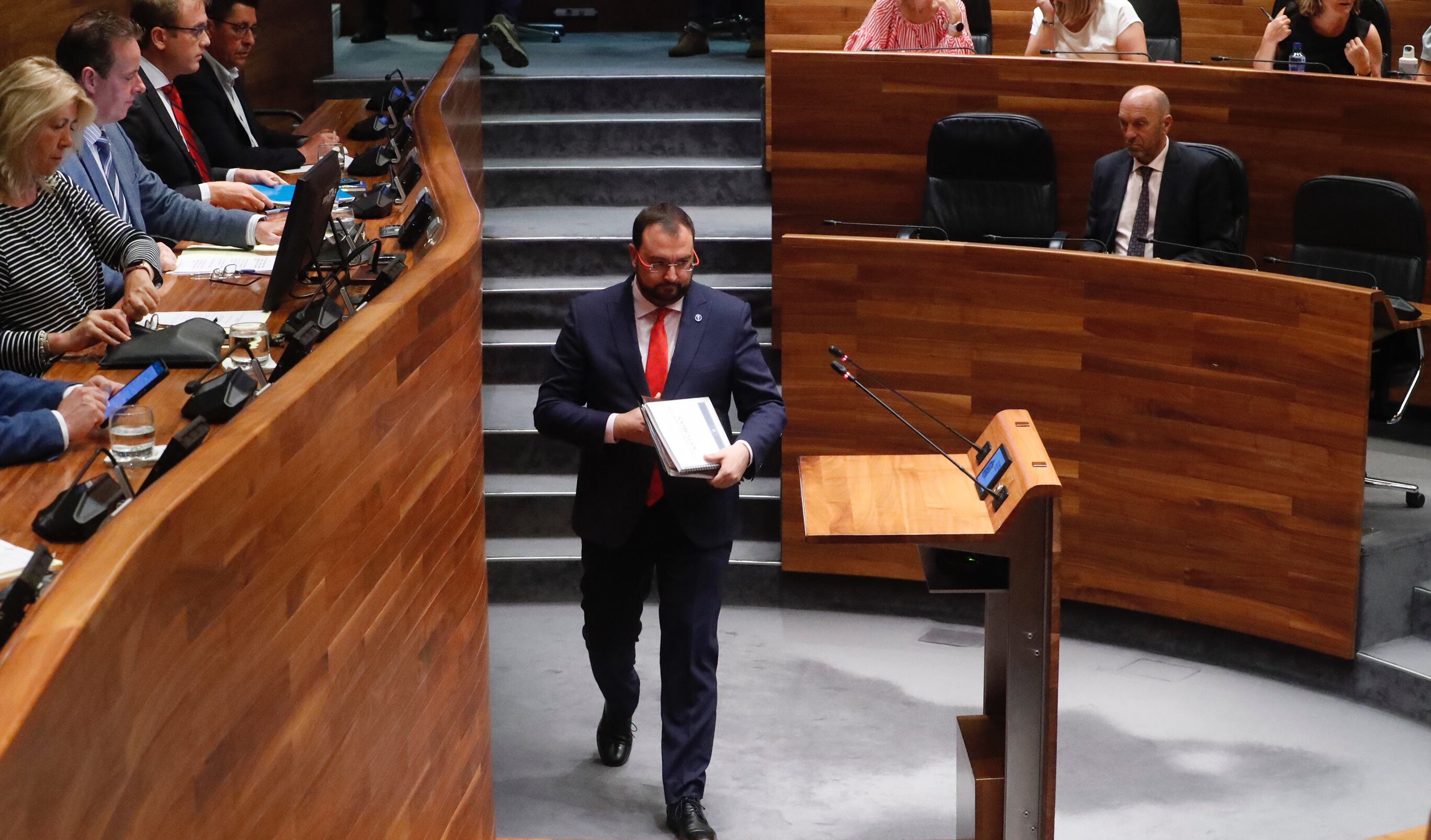 Barbón se dispone a pronunciar su discurso en el último debate sobre el estado de la región de la presente legislatura.