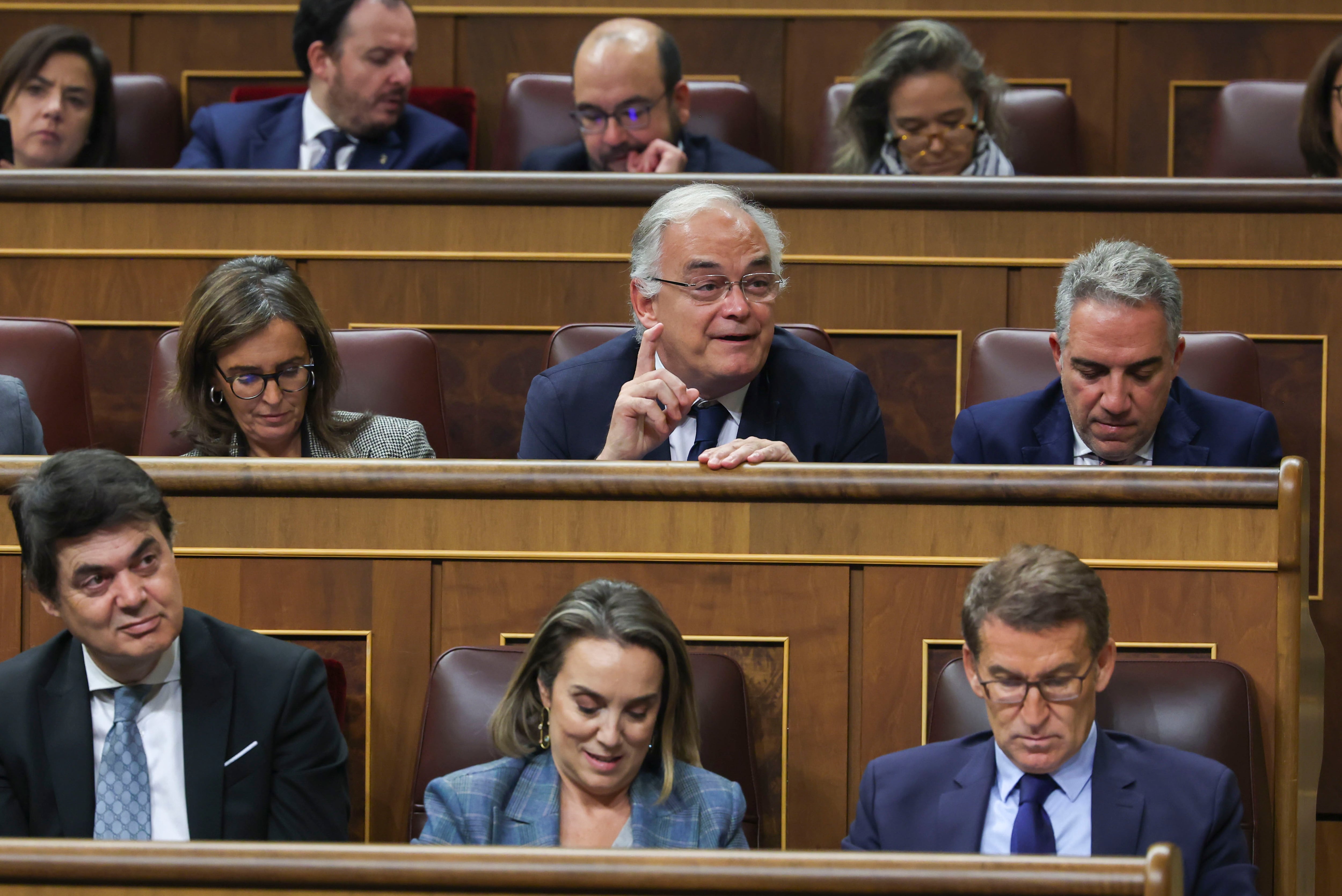 El vicesecretario de Acción Institucional del PP, Esteban González Pons, en el Congreso de los Diputados junto a varios dirigentes populares