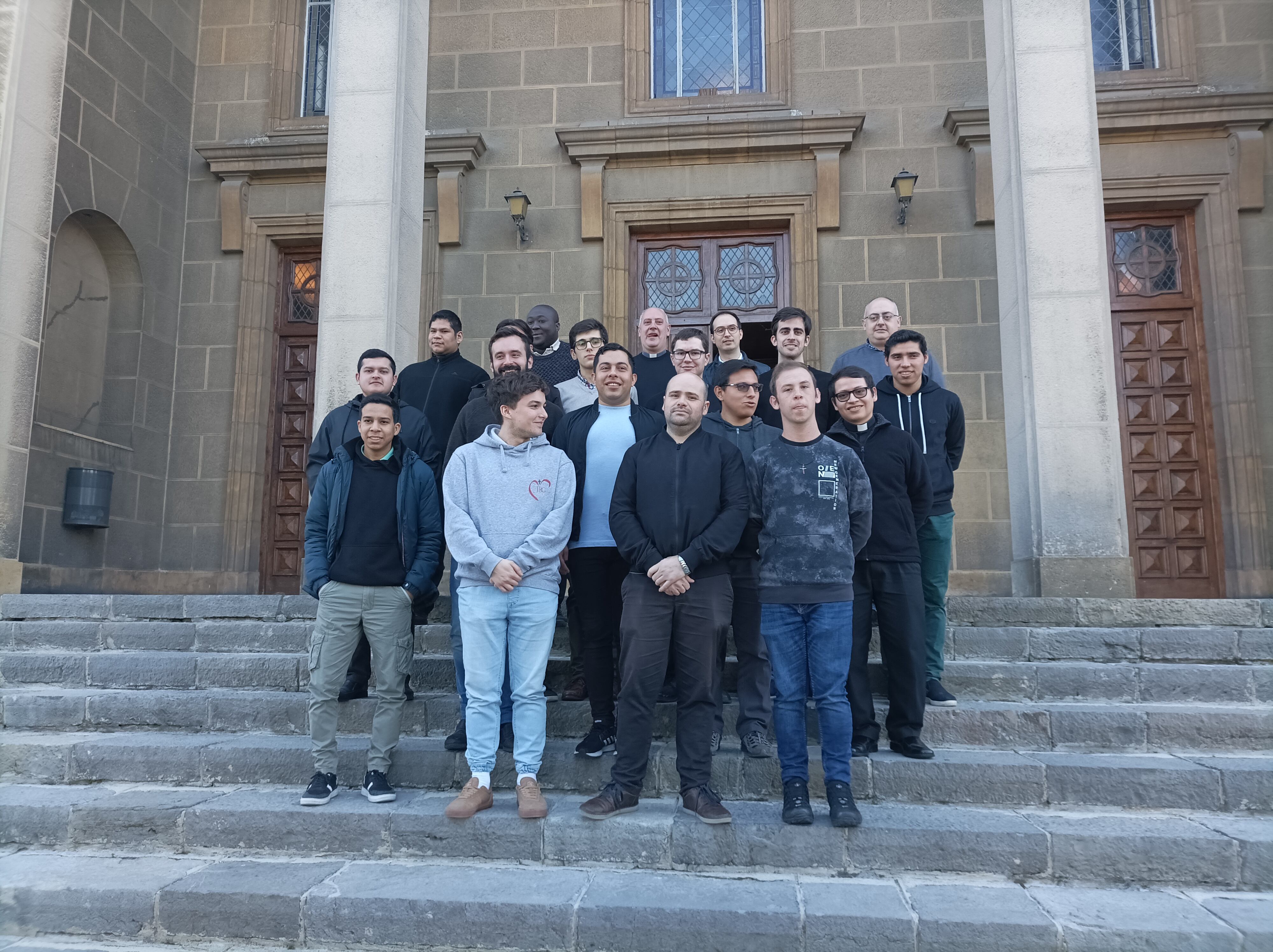 Los seminaristas de Oviedo, posan ante la escalinata del edificio