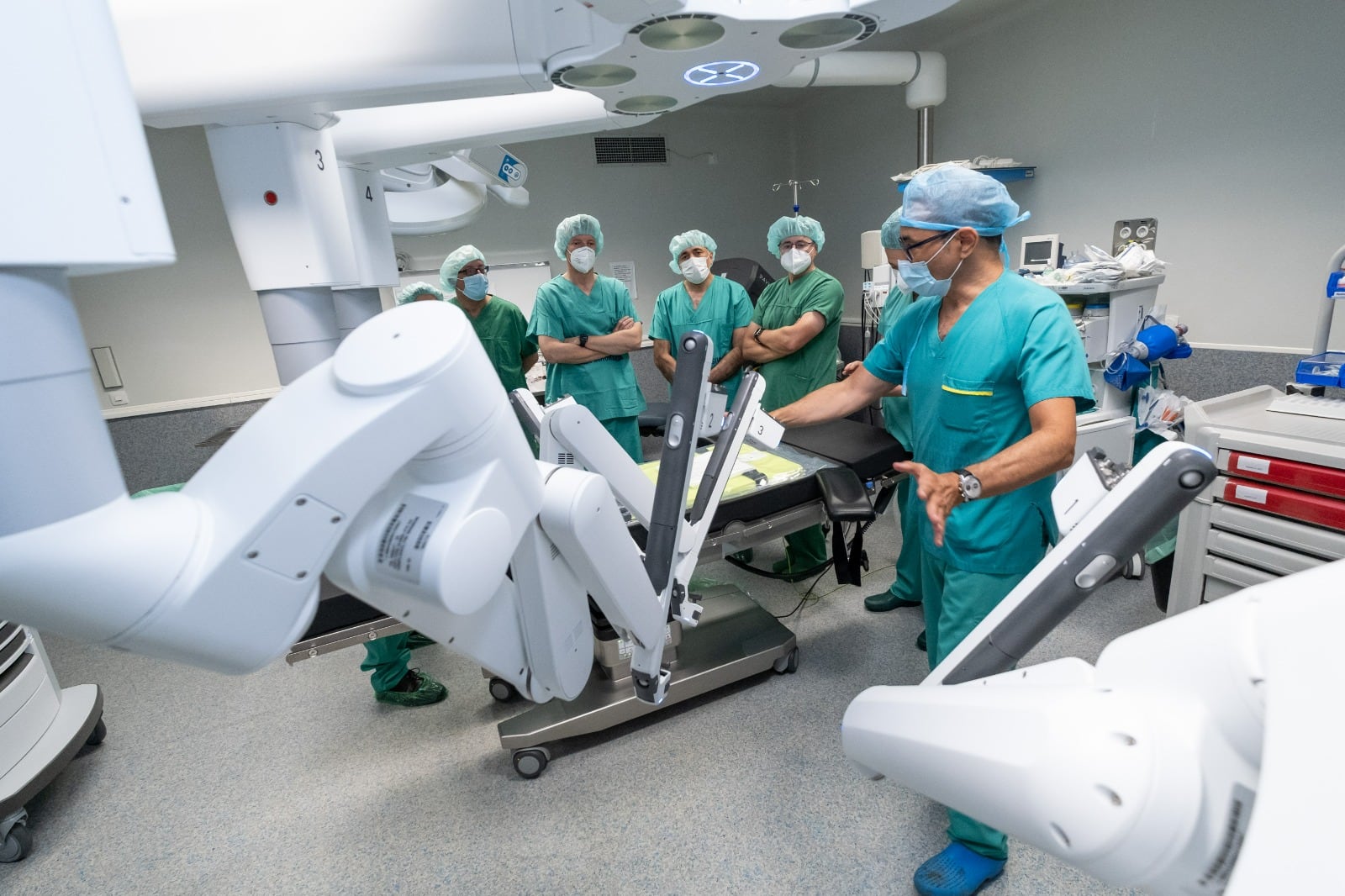 Alfonso Rueda ha conocido en el Hospital Arquitecto Marcide el funcionamiento del robot Da Vinci