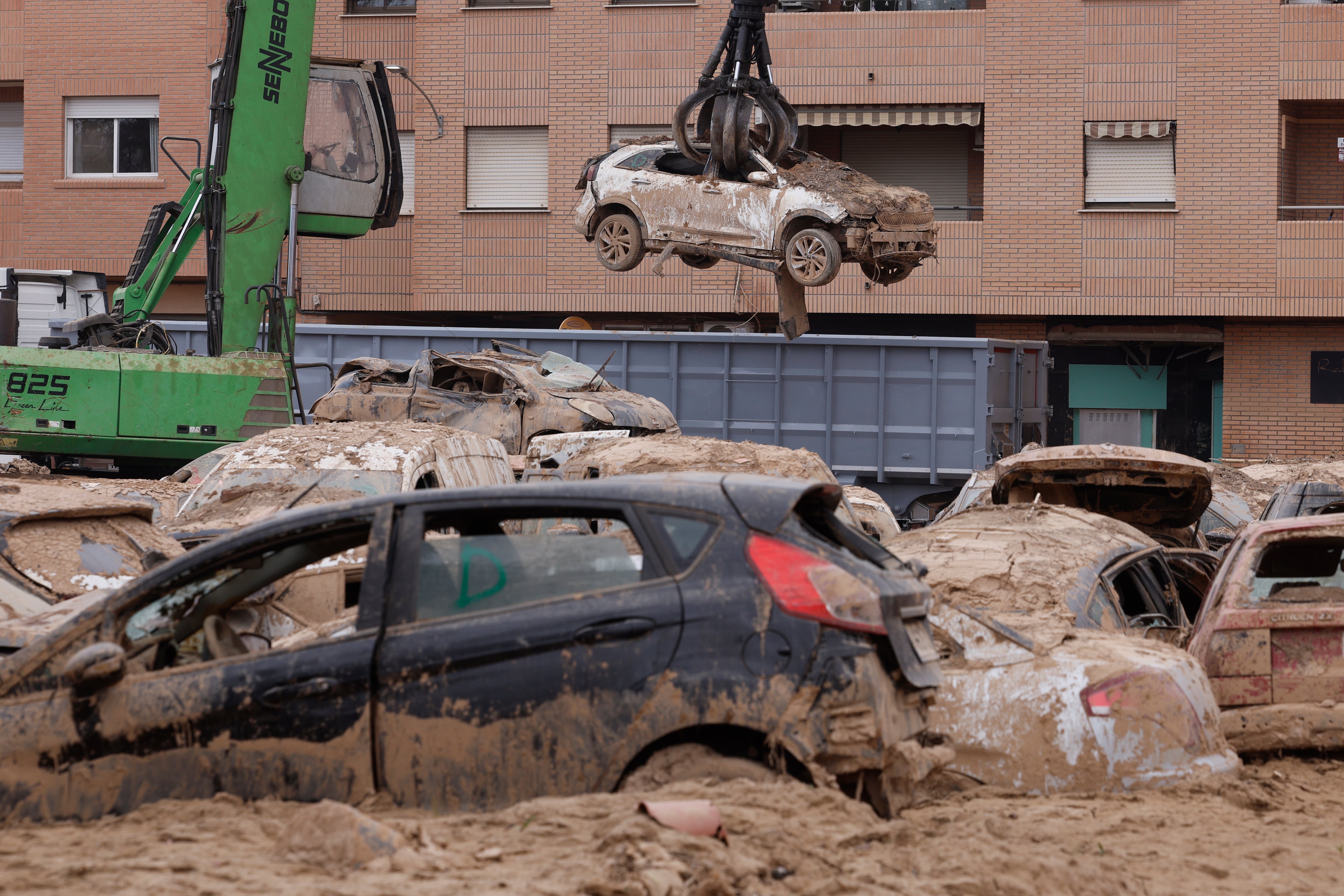 MASSANASSA (VALENCIA), 27/12/2024.- Retirada de coches arrastrados por la riada, este viernes en la localidad de Massanassa, que continúa en proceso de reconstrucción tras la dana. EFE/ Kai Försterling
