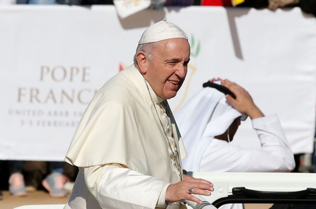 El papa Francisco saluda a los fieles a su llegada, este martes, a una misa multitudinaria en la ciudad deportiva Zayed en Abu Dabi (Emiratos Árabes Unidos)