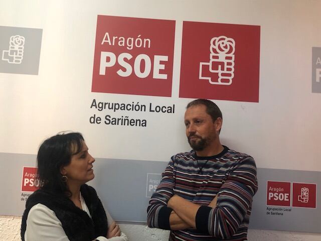 Juan Escalzo y Lorena Canales en la sede del PSOE en Sariñena