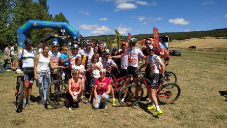 Los participantes del Hiescosa-Riberbike con sus respectivos familiares en la línea de meta.