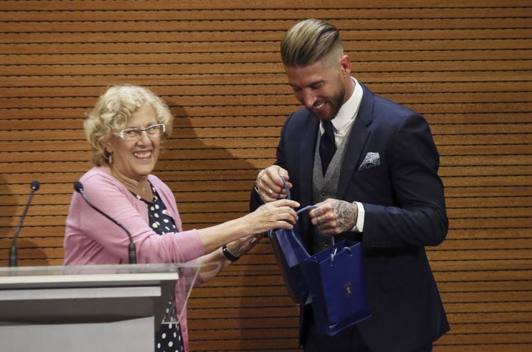 La alcaldesa de Madrid, Manuela Carmena y el jugador del Real Madrid, Sergio Ramos, durante la visita del equipo blanco a la sede del Ayuntamiento del Madrid para celebrar el titulo de Liga de Campeones. 