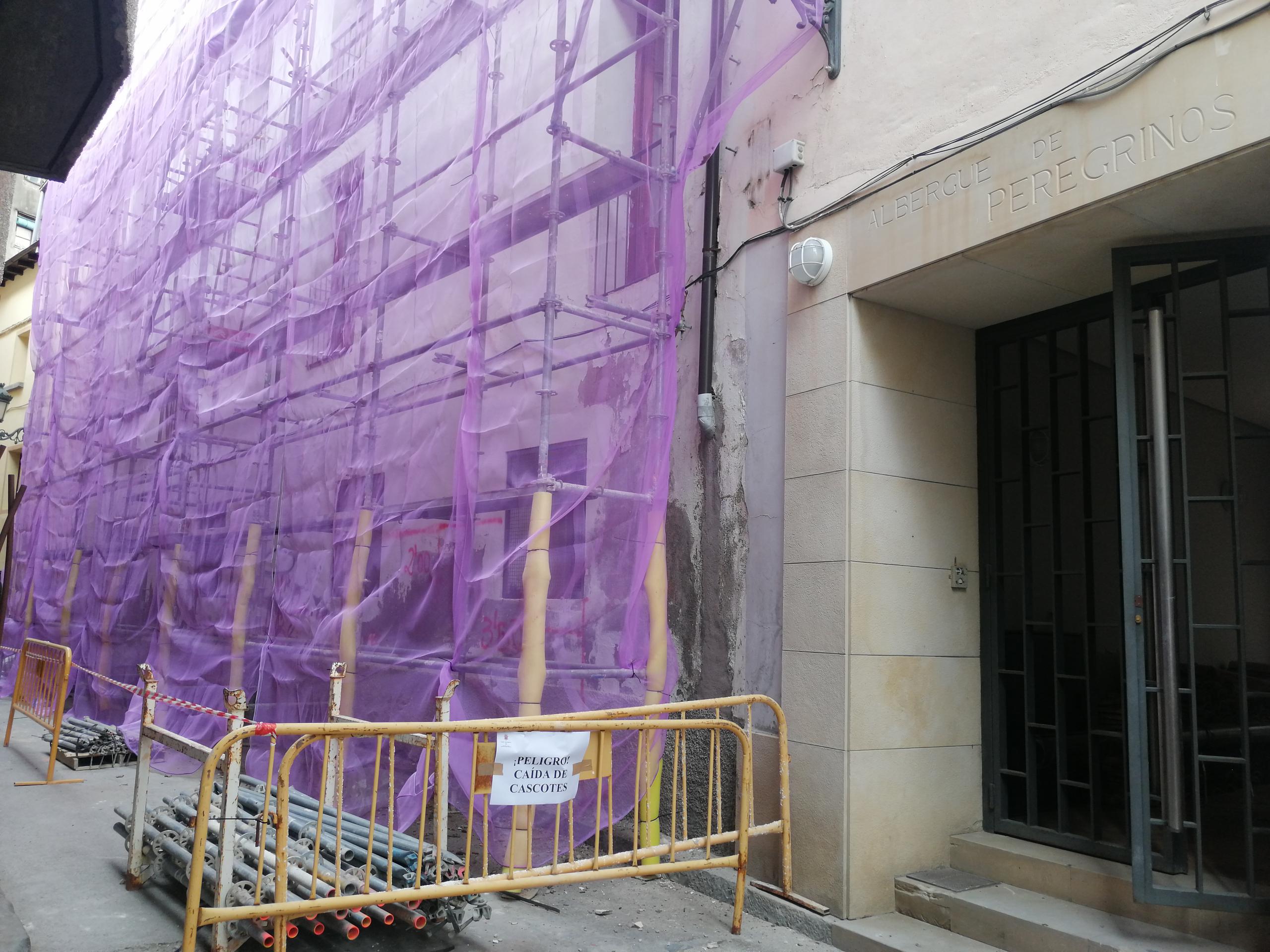 Andamiaje colocado en el edificio de la calle Conde Aznar, que albergaba las habitaciones del antiguo hospital