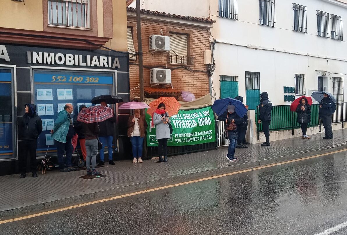 Miembros de plataformas anti-desahucio en el inmueble de las afectadas