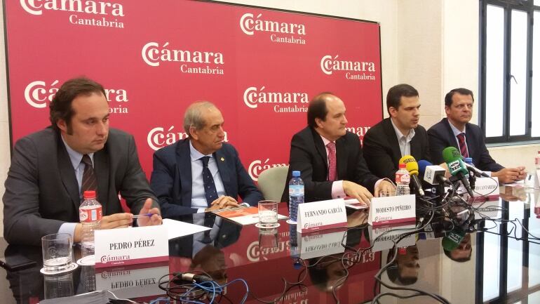 Representantes de la Agencia Tributaria, Colegio de Economistas, Cámara de Comercio y Universidad de Cantabria.