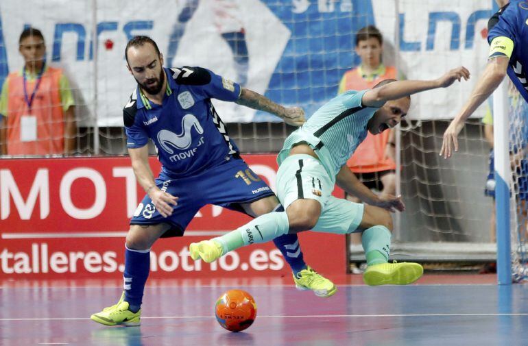 Ricardinho disputa el balón